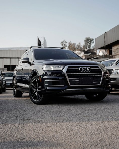 AUDI Q7 2017 in a car dealership background